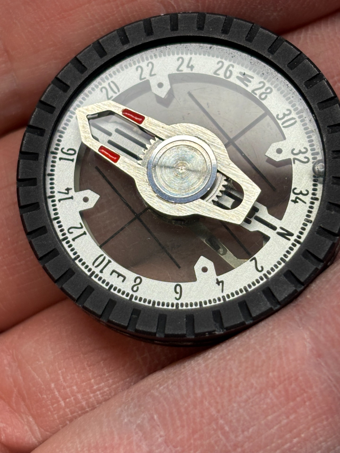 kompas van binnen gereinigd en gevuld met nieuwe vloeistof, kompas weer bruikbaar